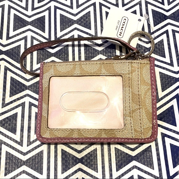 NWT COACH ID Wristlet. - Picture 1 of 5